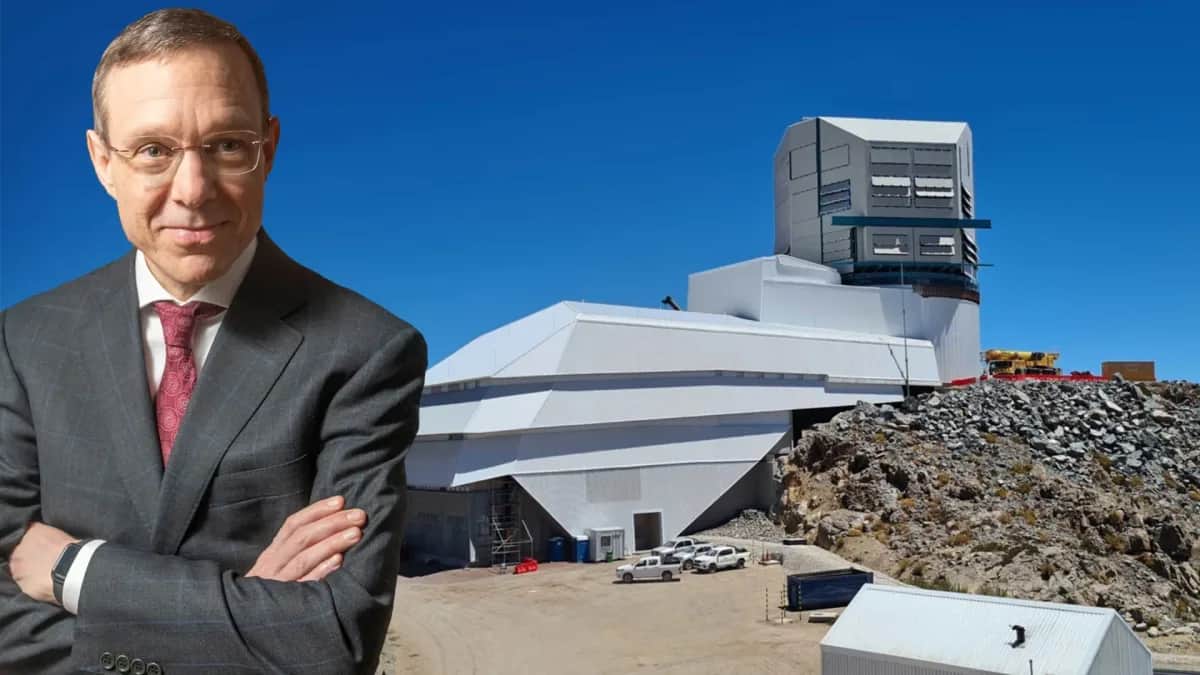 Il Prof. di Harvard Avi Loeb accanto all'osservatorio Vera Rubin