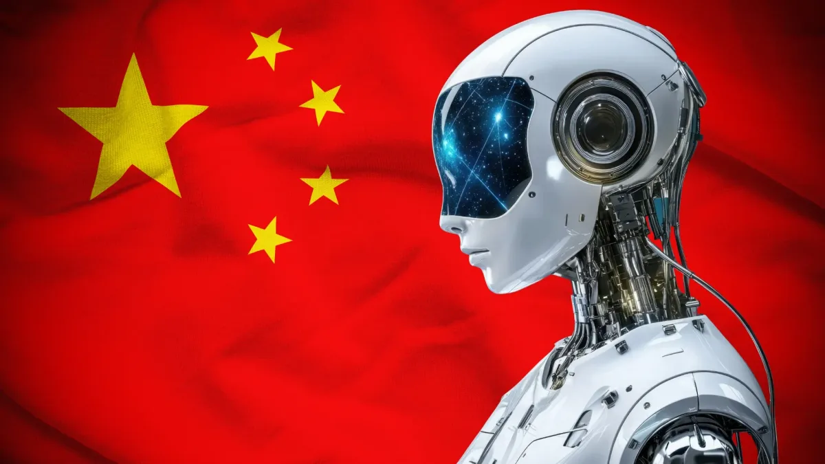 Un robot umanoide avanzato in primo piano, con design futuristico e dettagli metallici, si staglia davanti alla grande bandiera rossa della Cina. L’immagine simboleggia l’ascesa tecnologica cinese, l’espansione dell’intelligenza artificiale e la rivoluzione delle fabbriche automatizzate nel Paese.