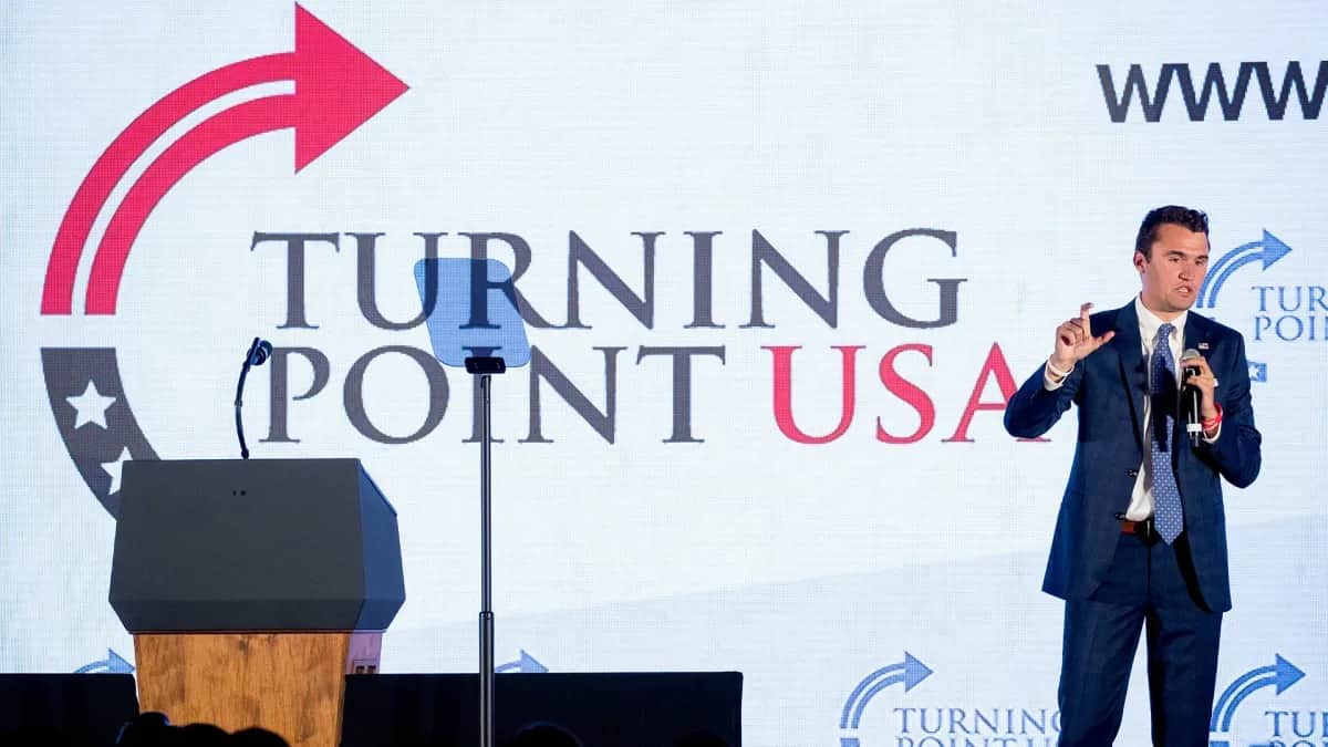 Turning Point USA e Charlie Kirk per l'articolo di Omega Click